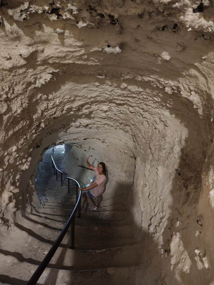 Вот такую устрашающую лестницу-тоннель. Фото сделано на спуске. 