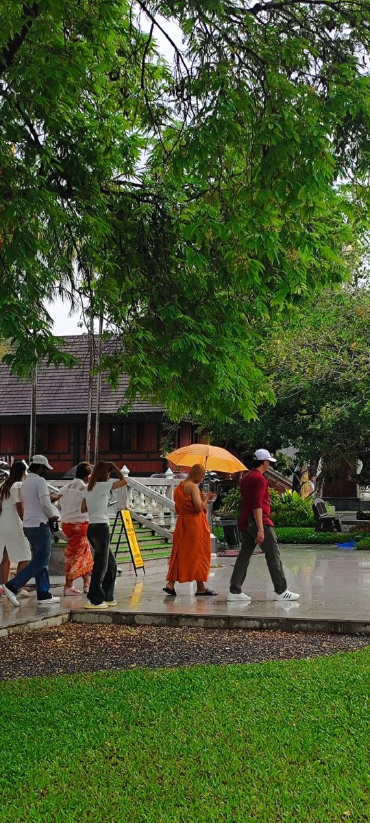 Монах в храме, Пхукет