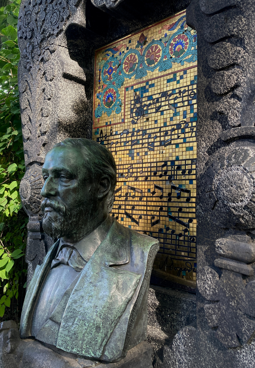 Памятник Бородину в Некрополе мастеров искусств. Фото Бранч искусствоведа