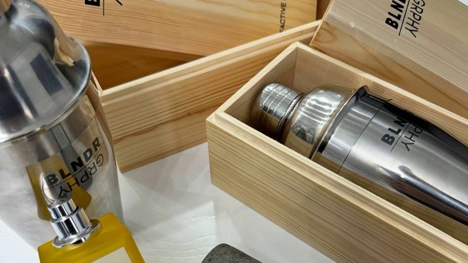 BLNDRGRPHY – упаковка в виде шейкера.