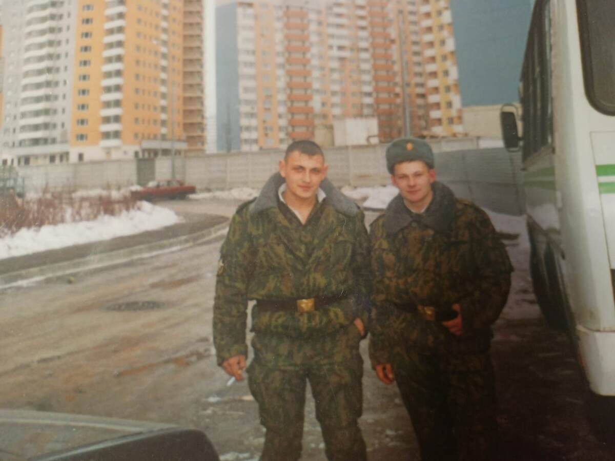 Сыночек справа.
