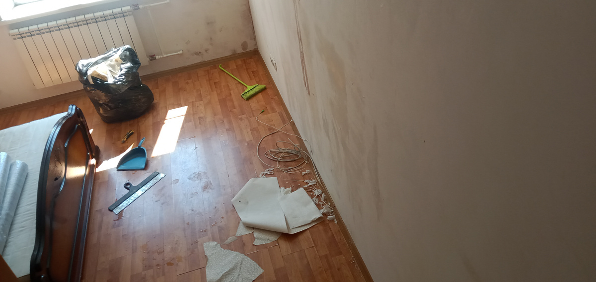 Снимаю старые обои.