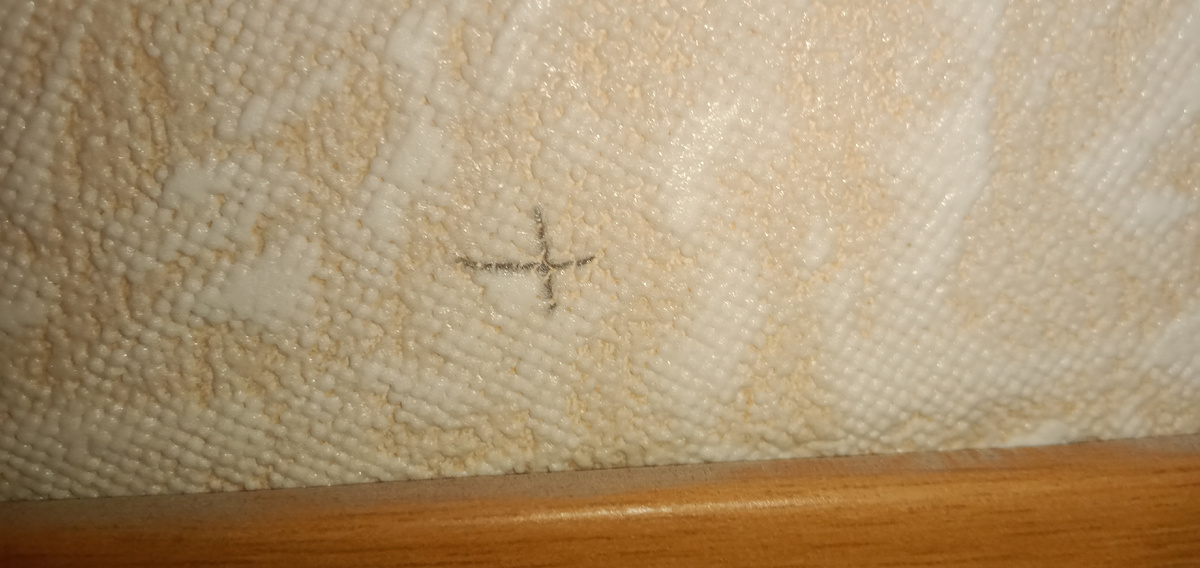 Крестик над дверью.