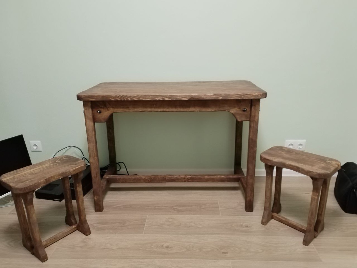 Стол комьютерный с  табуретками