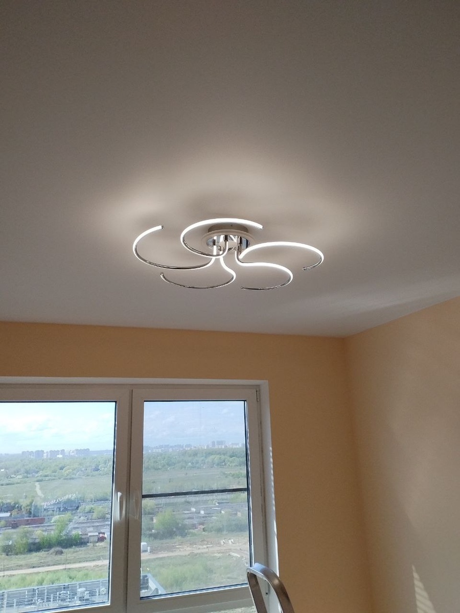 Такая люстра собирается и вешается за 20 минут. Чем экономится 1500..2000 рублей в Москве