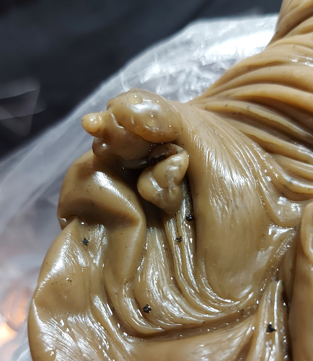 Отливка воском чётко показала нам голову женщины