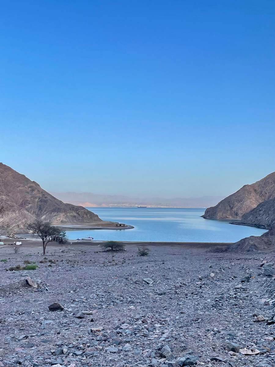это уединённое место для дайвинга близь Шарм-Эль-Шейха, по дороге к Дахабу, Нувейбе, Таба