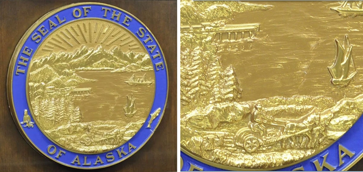 В таком виде обычно печать штата Аляска изображается на фасадах административных зданий, на трибунах в законодательных органах, в судах и др.   Справа - увеличенный фрагмент центральной части.  