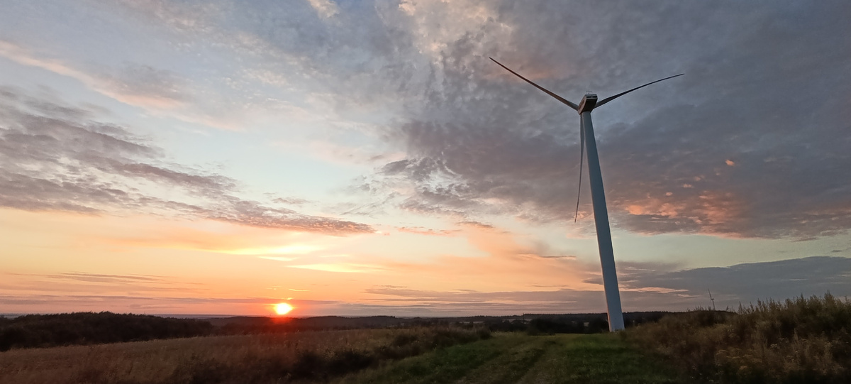 Лопасти ветряков вращаются не всегда. У них какая своя особенная поочерёдная схема включения и не все поворачиваются по ветру - мы это наблюдали. Это те ветряки, которые следующим утром мы будем наблюдать из окна квартиры.