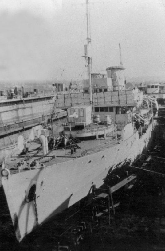 Канадский корвет «Оквилл» в сухом доке во время ремонта 