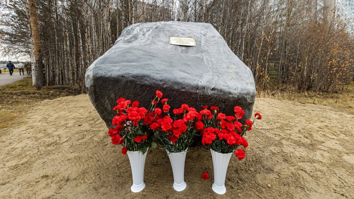    В Сургуте вандал повредил памятный камень погибшим полицейским