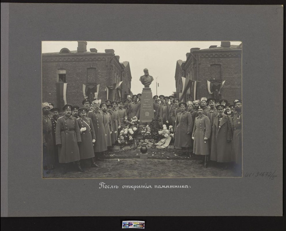 После открытия памятника. Гарнет. 1913 г. Астраханские казармы 12-го гренадерского Астраханского Императора Александра III полка. Источник: Государственный исторический музей. Ссылка: https://catalog.shm.ru/entity/OBJECT/2035116?index=2&paginator=entity-set&entityType=OBJECT&entityId=2035132&attribute=like_predm