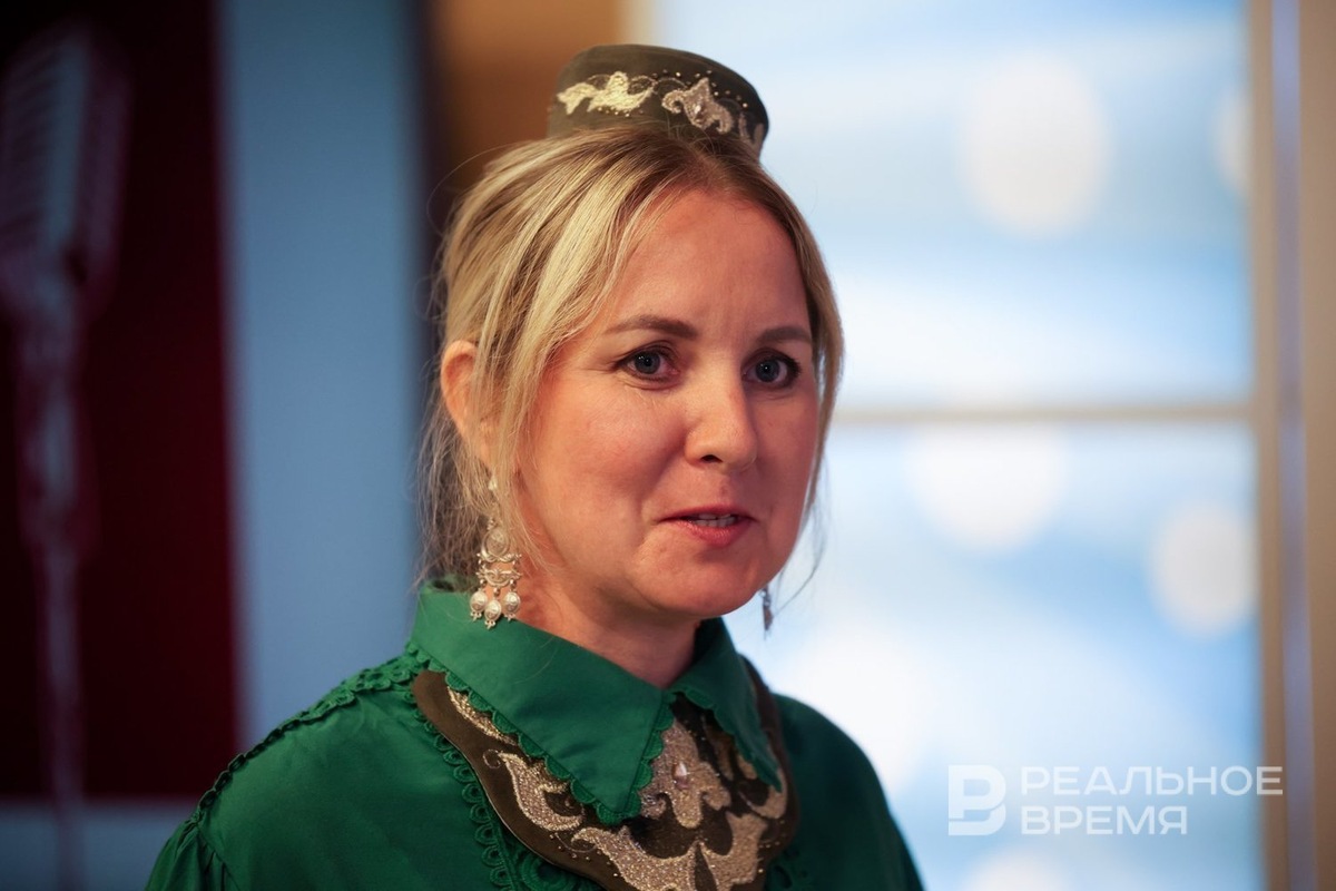    Слова песни «Рэхмэт сина, мэктэбем» («Спасибо тебе, моя школа») написала начальник Управления ЗАГС Кабмина Татарстана Эльвира Ахметова. Артем Дергунов / realnoevremya.ru