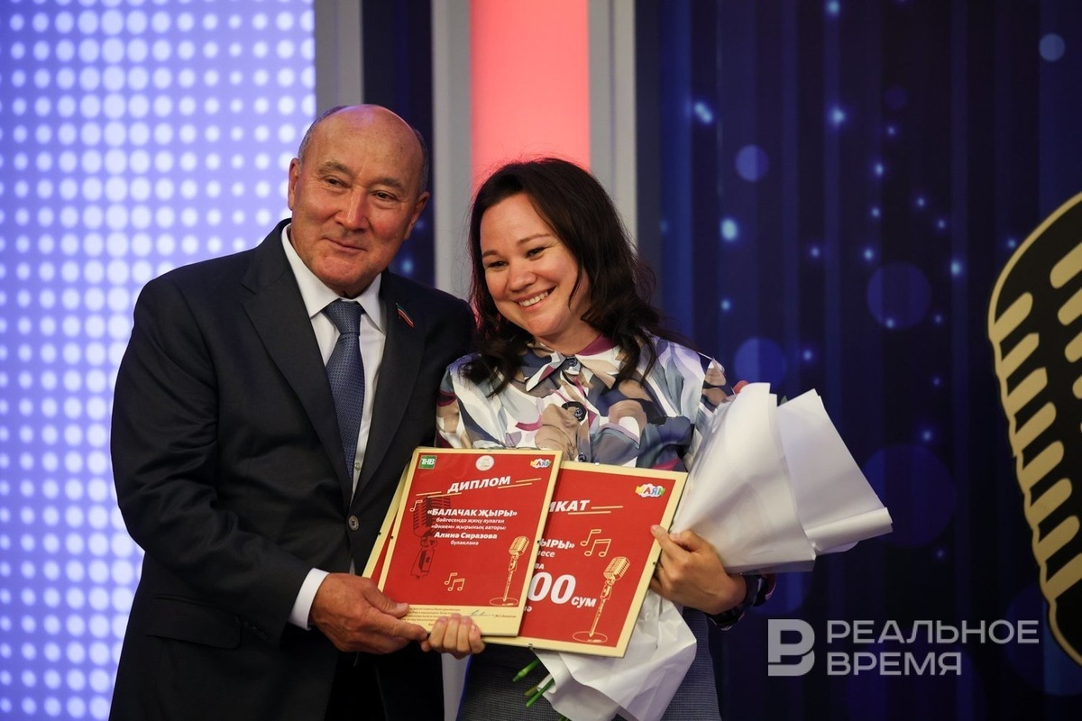    Алине Сиразовой приз ей вручили и как поэту, и как композитору. Артем Дергунов / realnoevremya.ru