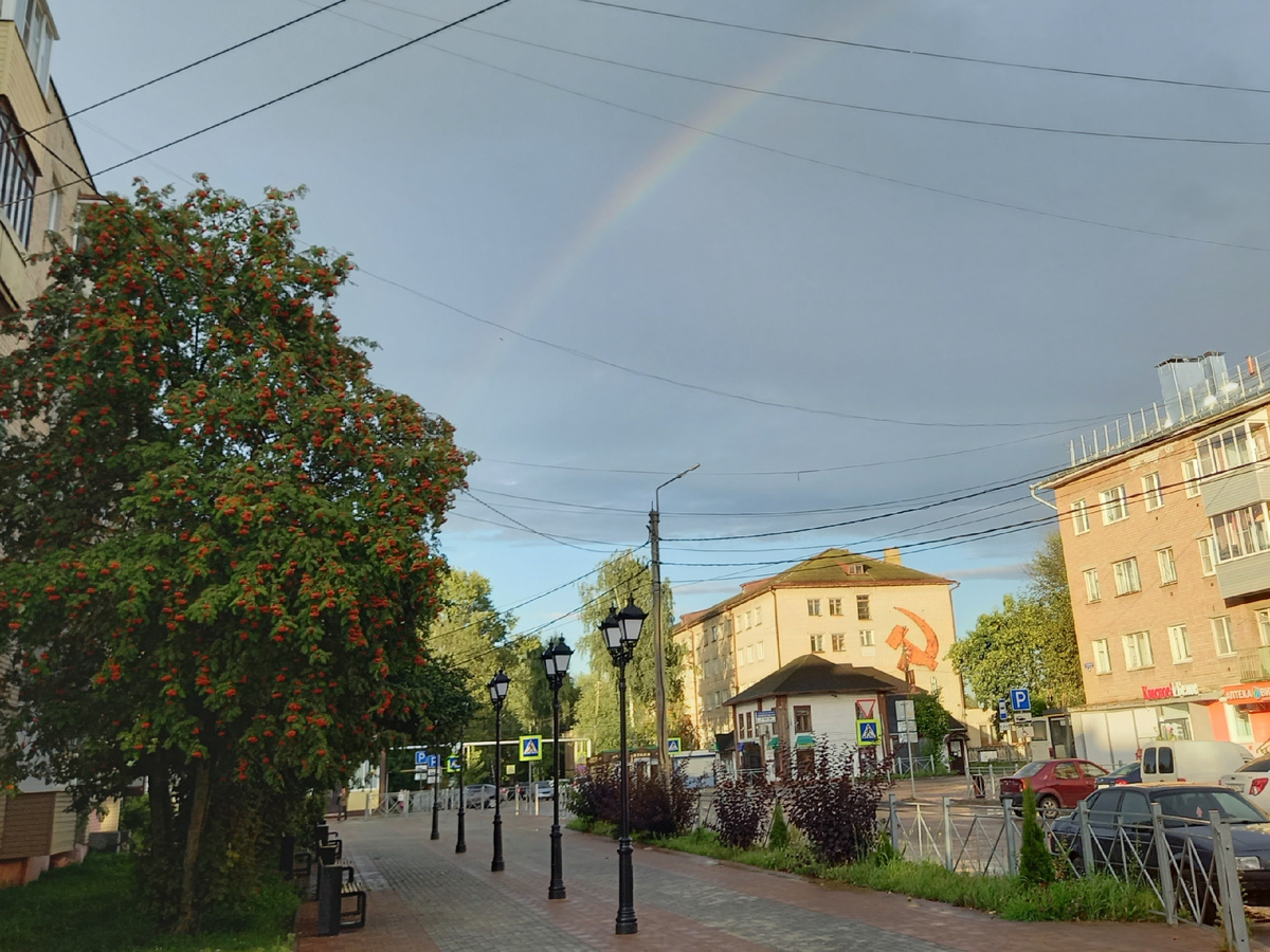 Радуга после сильного дождя. Не удержалась, сфотографировала сегодня. И решила добавить в статью. Фото автора.
