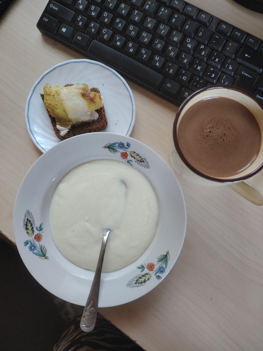 Завтрак немножечка смешной: манная каша и бутерброд с курицей. Кофе обязательно
