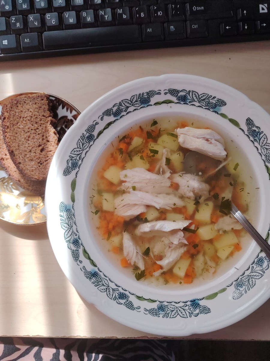 На обед суп и черный хлеб