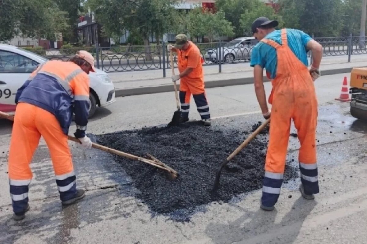    В Астрахани полным ходом идет ямочный ремонт