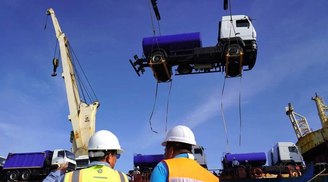   Выгрузка белорусских грузовиков МАЗ в порту Никарагуа