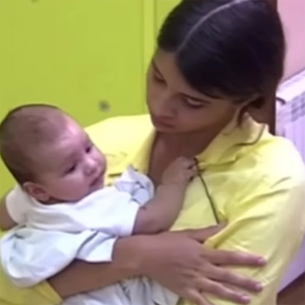 Алиана Устиненко с грудным сыном Робертом. Фото: соцсети Алианы Устиненко