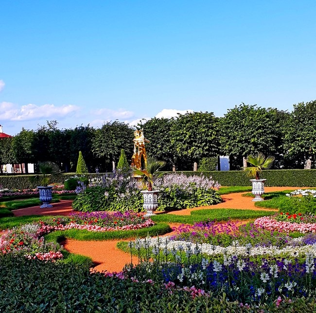 На аллеях Монплезирского сада /фото из личного архива, 2021/