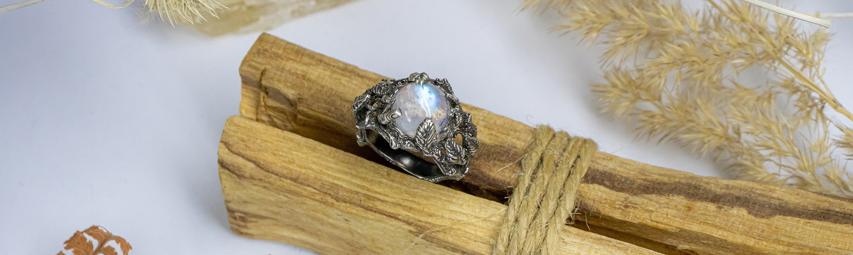Серебряное кольцо с лунным камнем «Тайга»