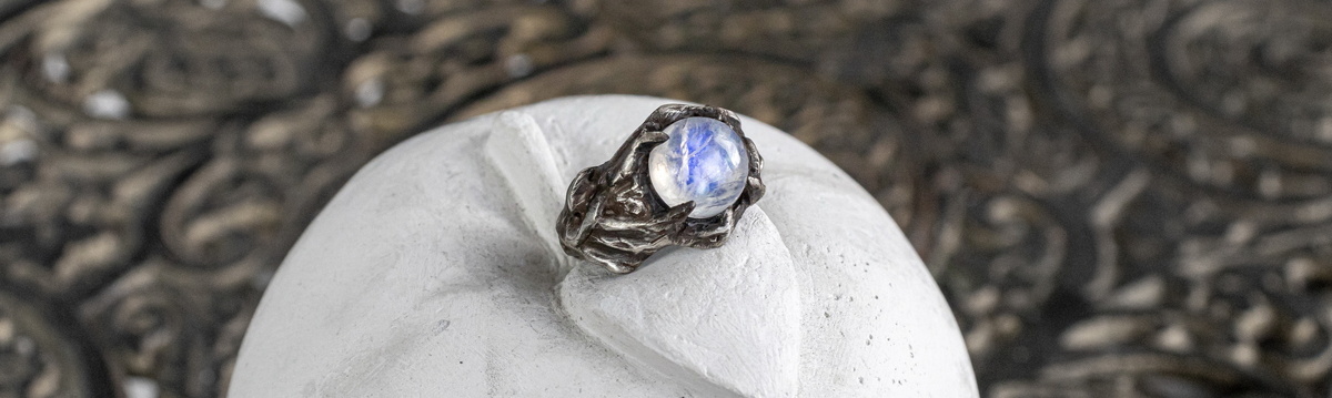 Мужское кольцо с лунным камнем «Орофер»