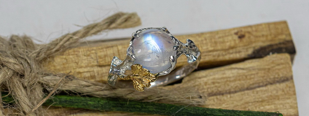 Серебряное кольцо с лунным камнем «Роса»