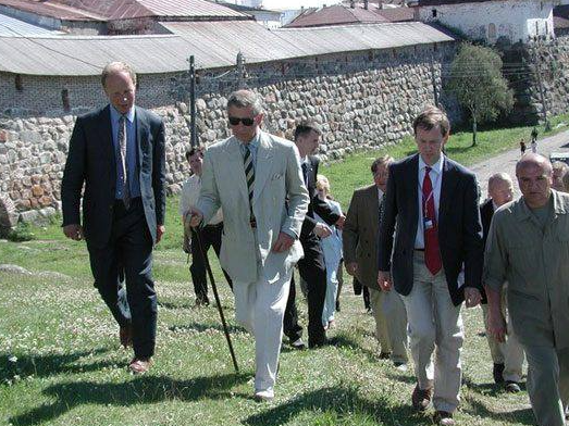 2003 год. Принц Уэльский Чарльз посещает Соловецкий монастырь. Фото из открытых источников.