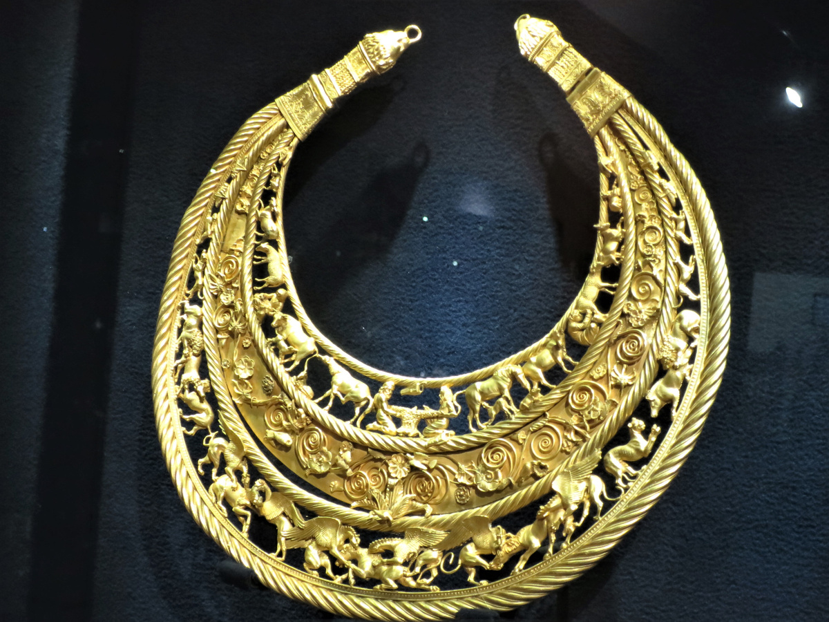 Шедевр скифского золота — пектораль, найденная в кургане Толстая Могила