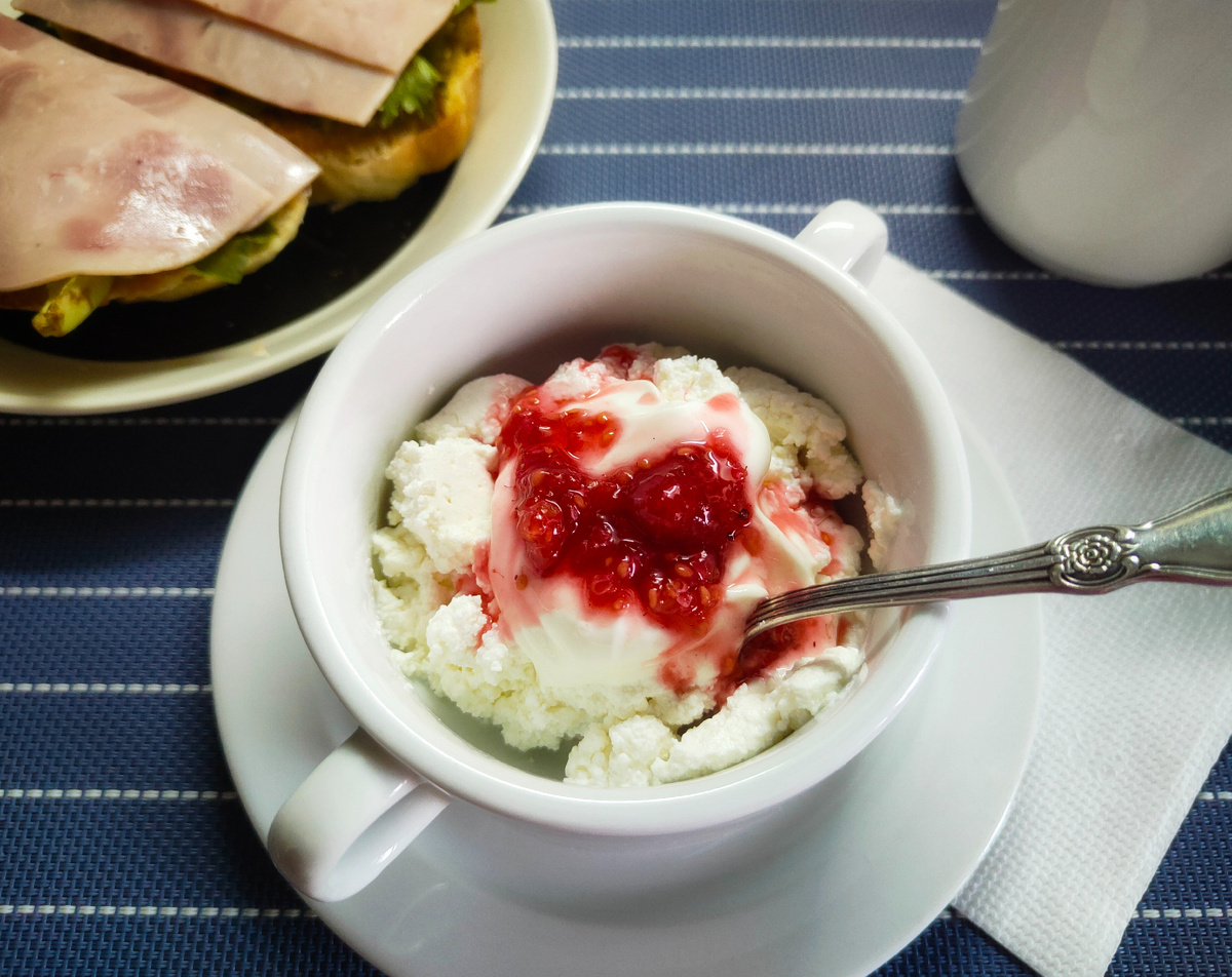 Свежую малину просто пересыпала сахаром, чтобы сохранить в холодильнике. 