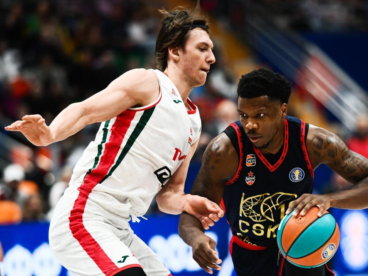    Игрок БК "Локомотив-Кубань" Андрей Мартюк и игрок ПБК ЦСКА Девонтэй Кэйкок (справа) в матче 1/2 финала группового этапа Единой Лиги ВТБ сезона 2022/23 между ПБК ЦСКА (Москва) и БК "Локомотив-Кубань" (Краснодар).© РИА Новости / Владимир Астапкович