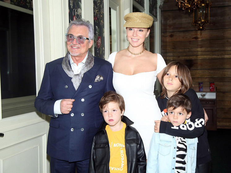     Дибров с семьей. / Лилия Шарловская