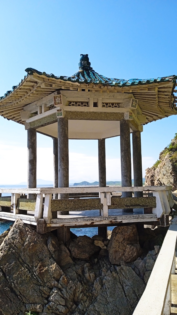 Беседка в Морском Чильбо на берегу Корейского Восточного моря