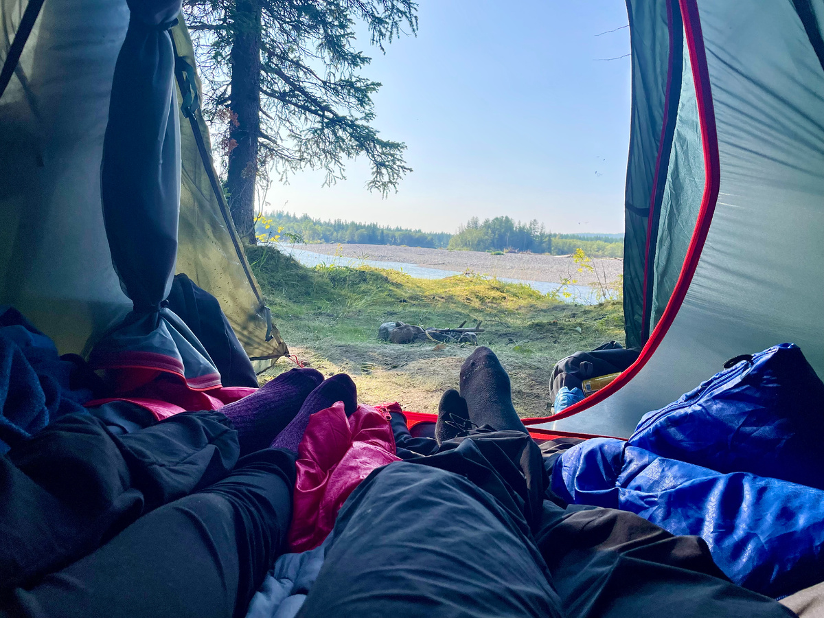 Вид из палатки на утреннюю Собь. Лучший будильник в походе.