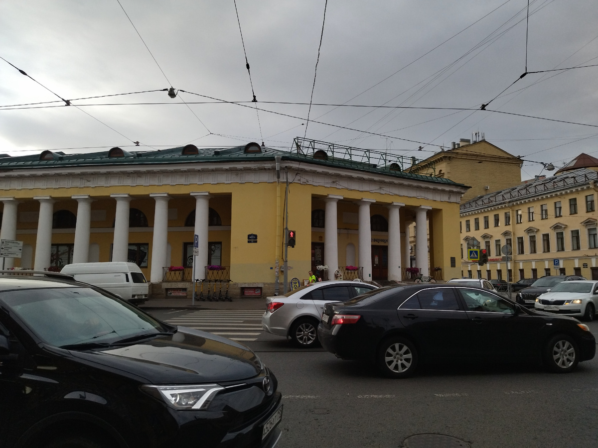 Бывший рынок на Лиговке, где творилось много криминальных дел и где, по одной из версий, наша героиня под конец жизни торговала квашеной капустой. Фото автора