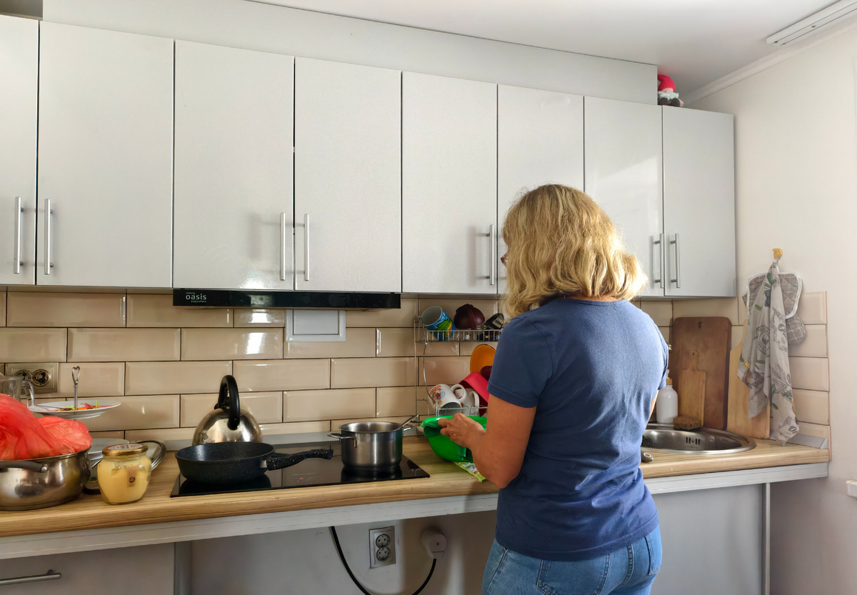 Оля на кухне