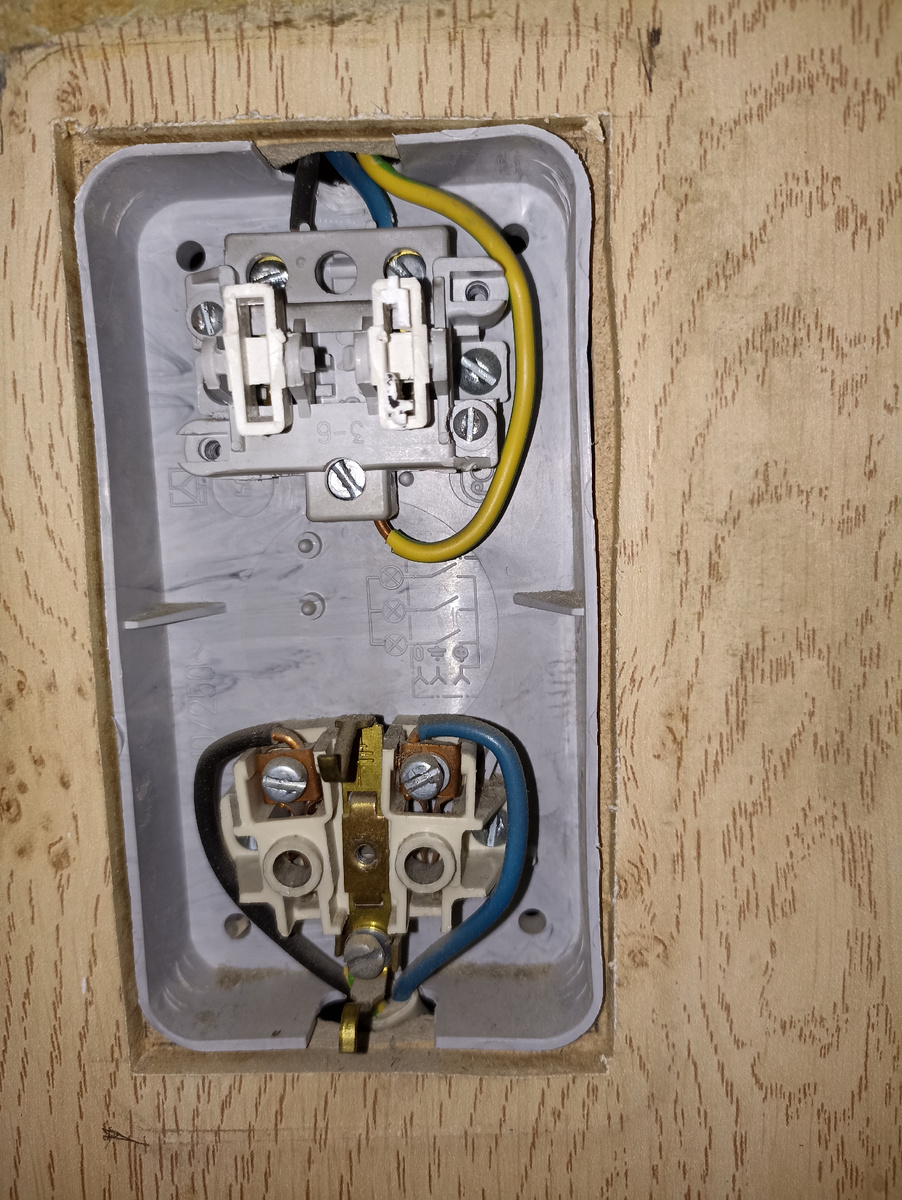 Выключатель. Желто-зелёный это вход.  Черный выход в туалет. Синий - в ванную Это двухфазный выключатель. Розектка от другой фазы 