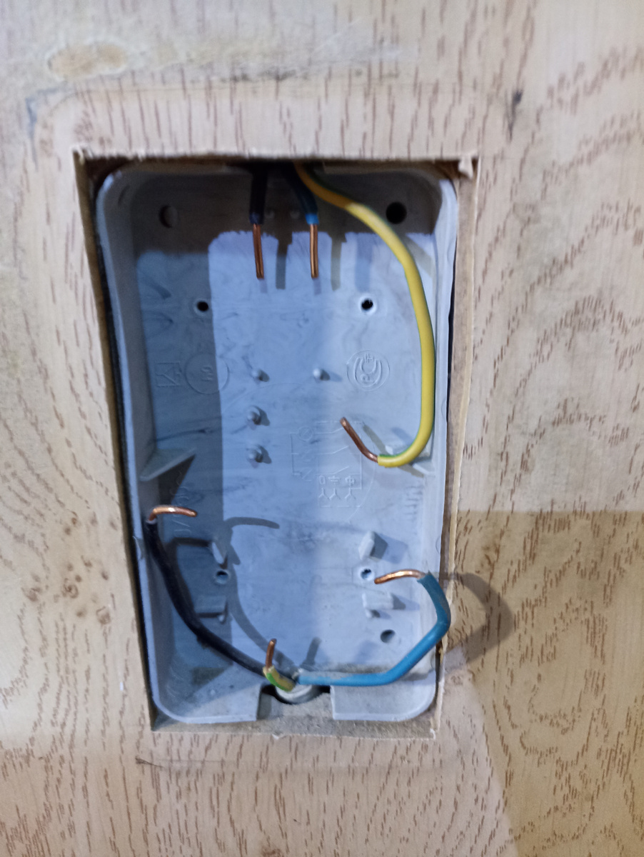 Провода от старого выключателя. А в новом белый провод шёл от фазы розетки. На новом выключателе белый провод шёл от фазы розетки. Поэтому когда мы включили произошло короткое замыкание. Зато с новый мы до полуночи не понимали. 