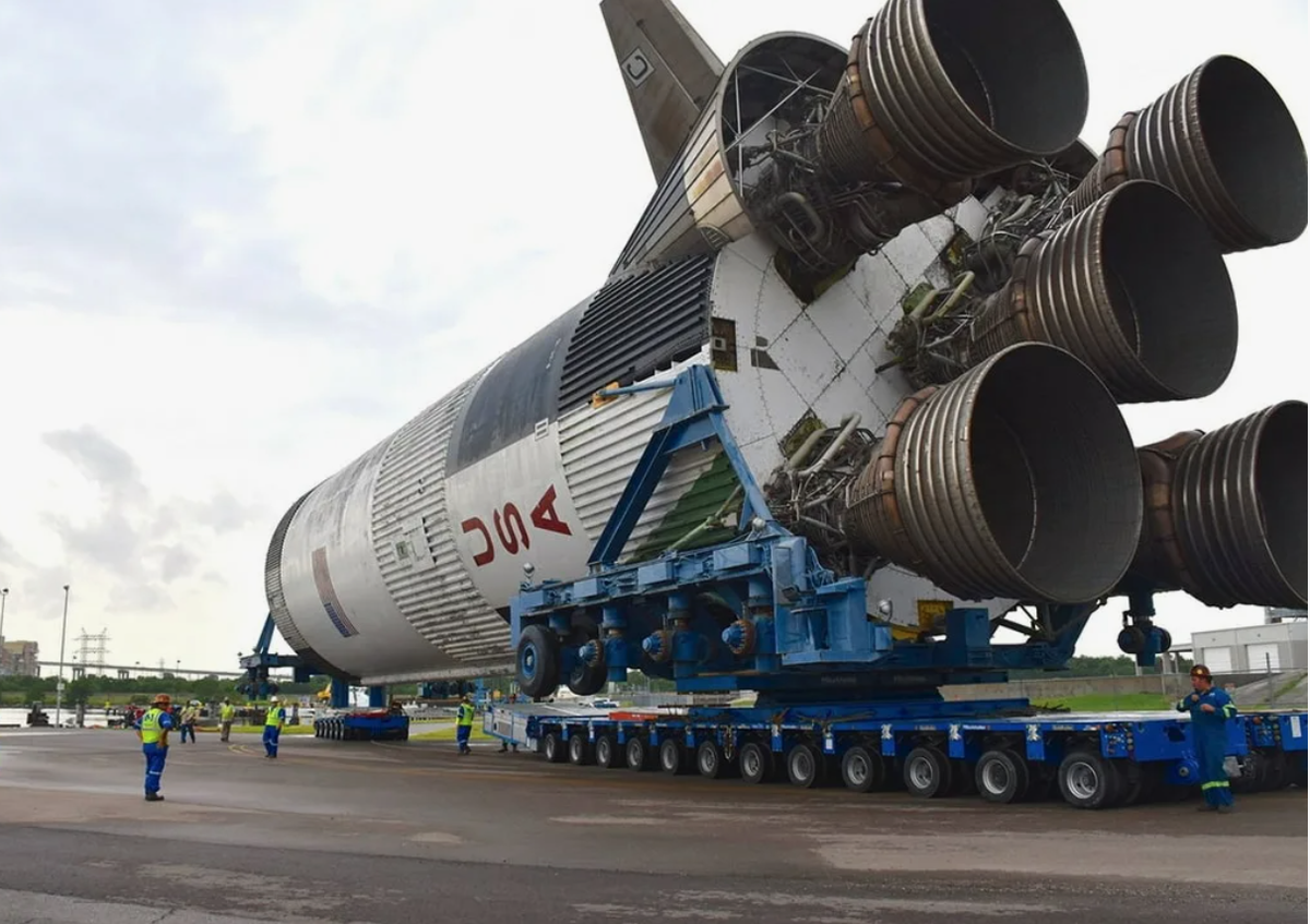 5 двигателей F-1 на первой ступени ракеты-носителя "Сатурн-5"
