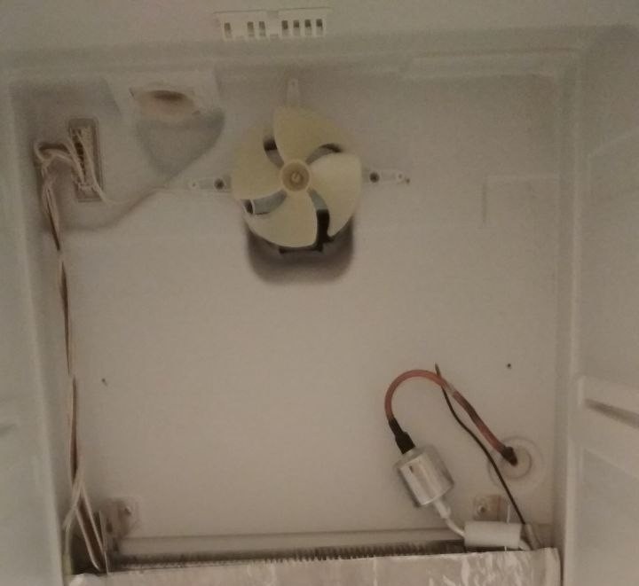 Снимаем обшивку морозилки