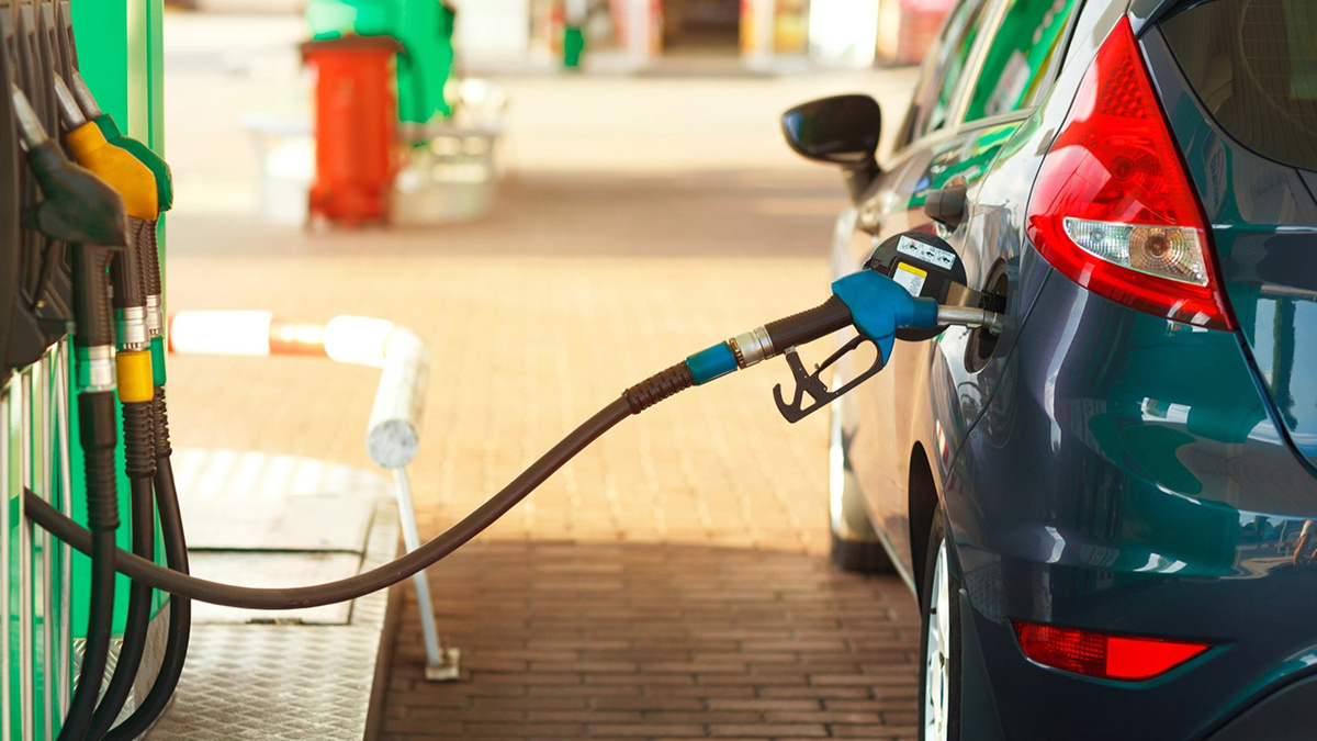 Бензин подорожал, маржа упала: что происходит на заправках России