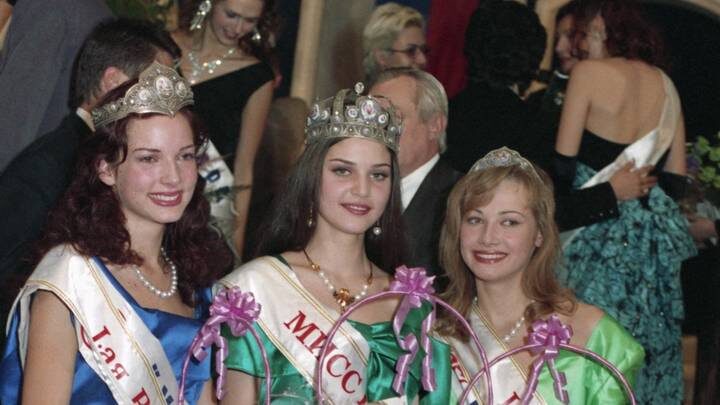  «Мисс Россия-96» Александра Петрова из Чебоксар (в центре), 1-я вице-мисс Евгения Якупова из Курска (слева), 2-я вице-мисс Валерия Клейн из Ростов-на-Дону (справа). / Фото: ТАСС / Александр Овчинников