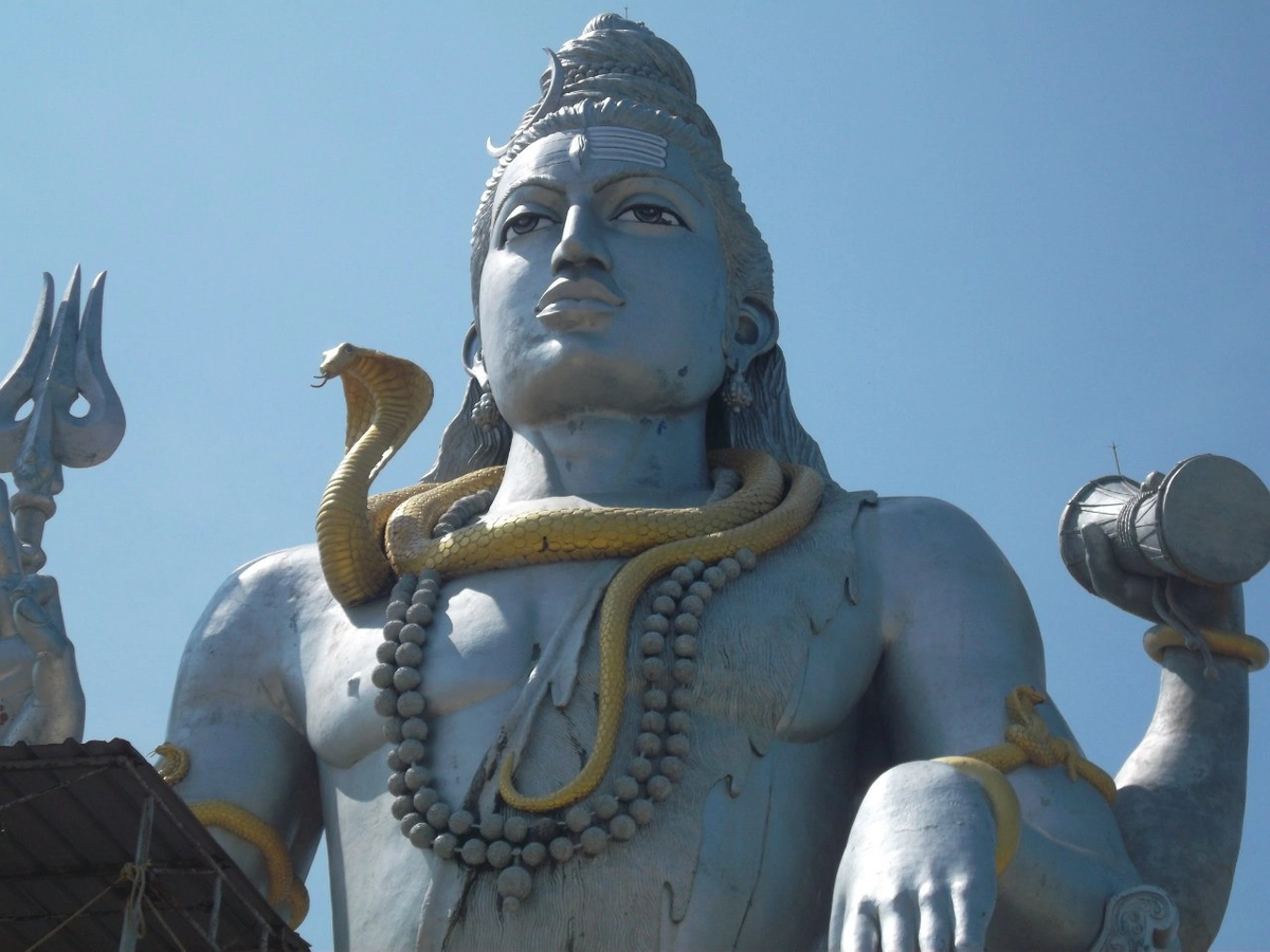 Статуя Шивы у храмового комплекса 