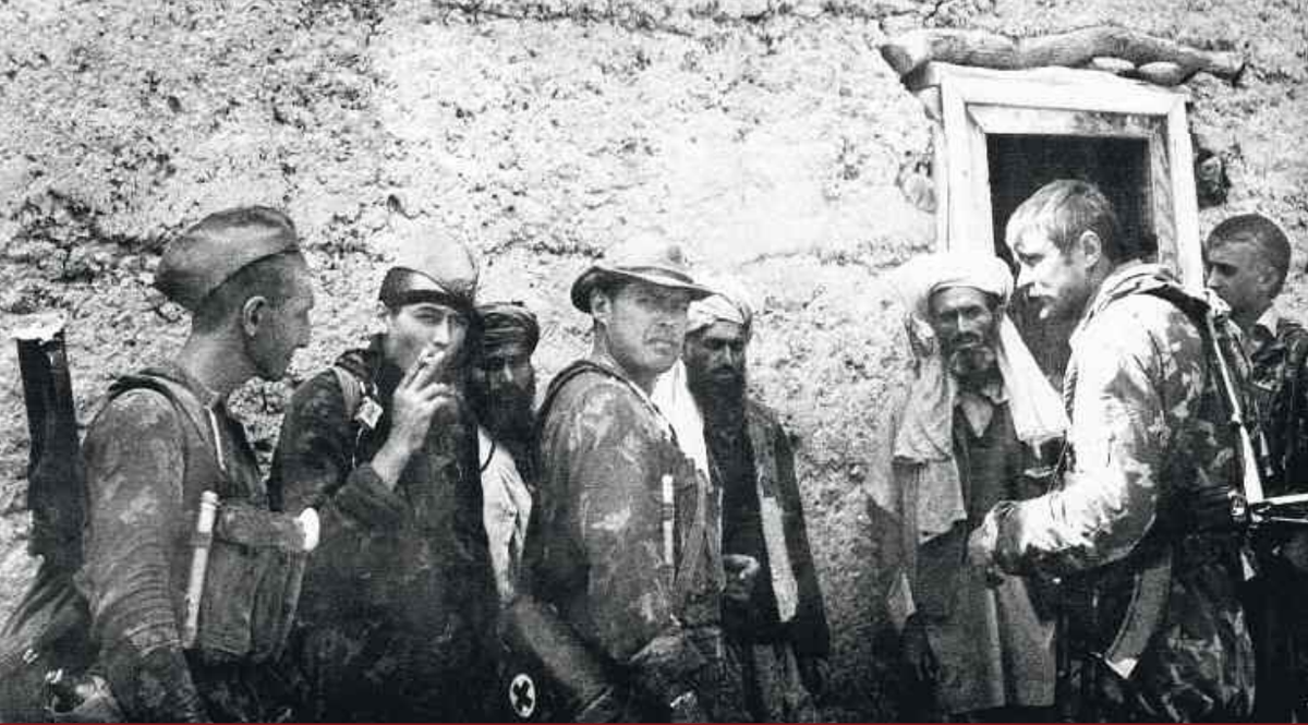 Разведчики 781-го отдельного разведывательного батальона на боевом задании. Константин Волков второй слева