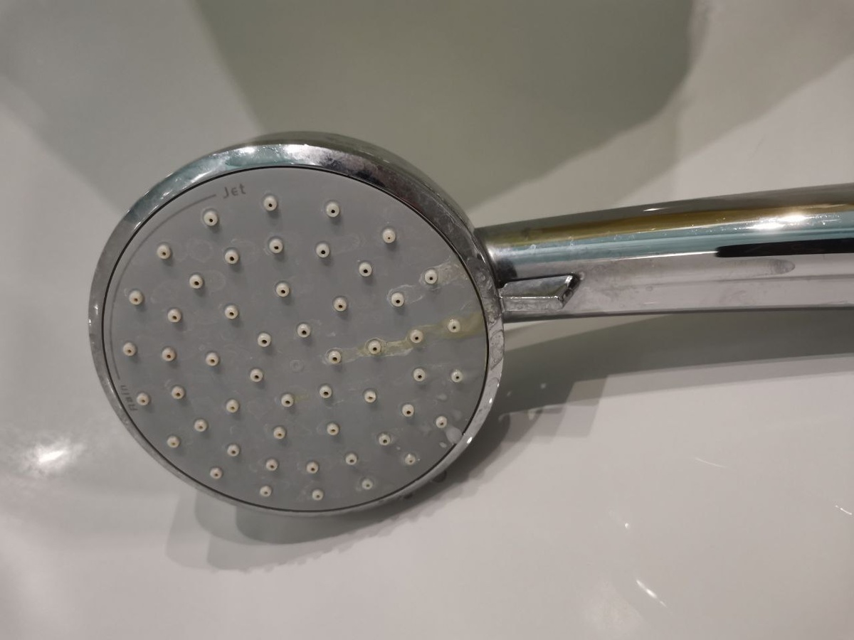 Лейка душа в известковом налёте