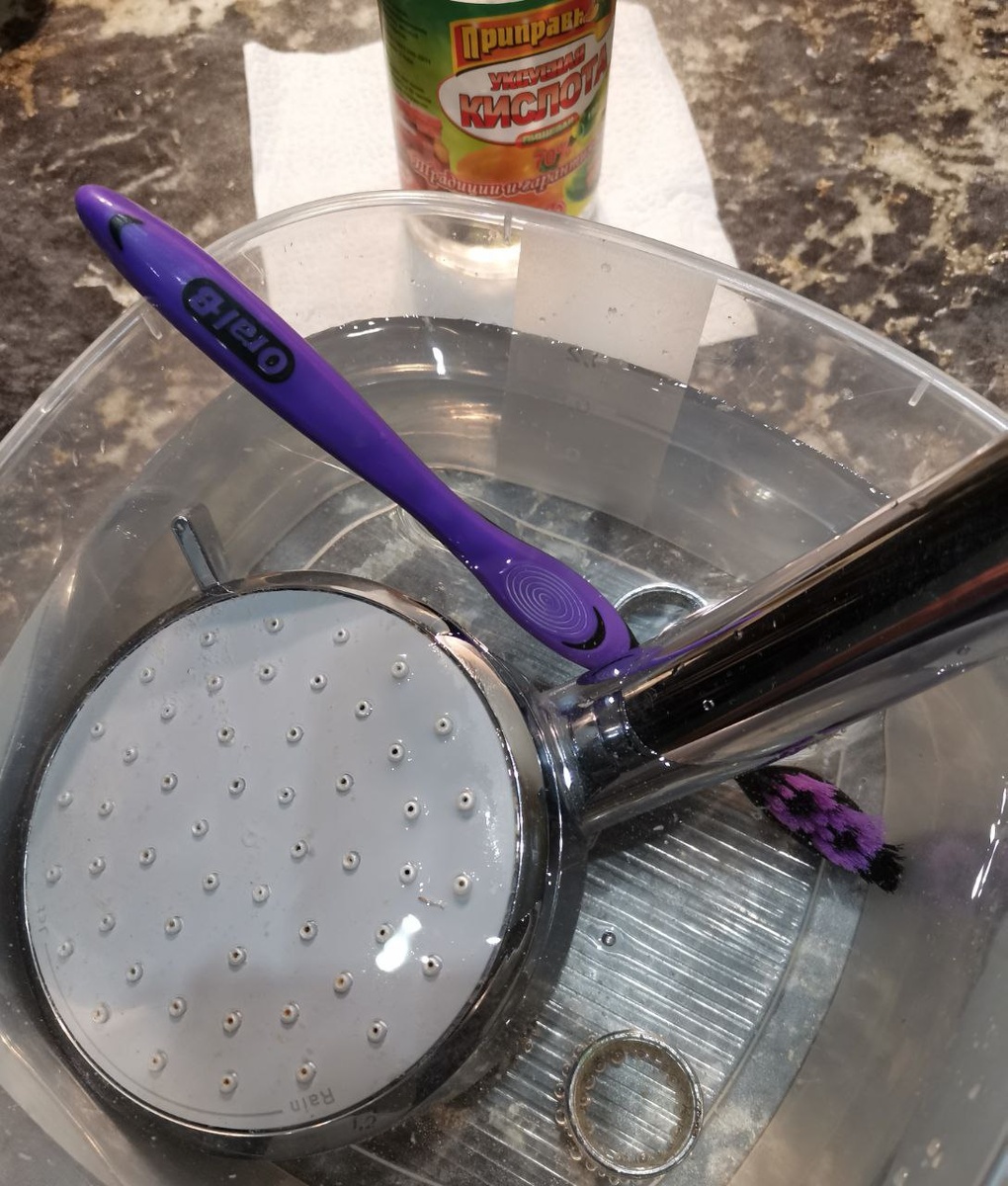 Чистим лейку в столовом уксусе