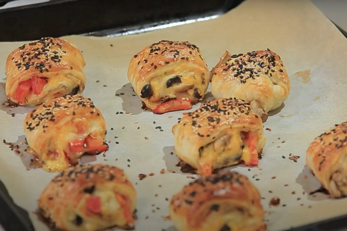    Сытно и аппетитно: рецепт рулетиков из слоеного теста с маслинами, помидорами и грибами