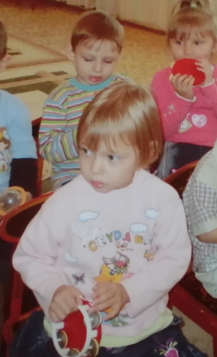 Жанна на музыкальном занятии