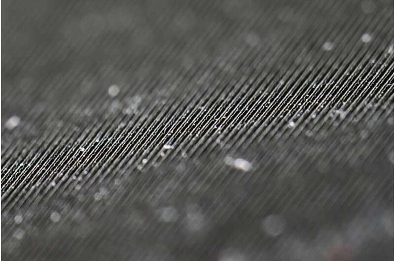 Крупный план наноструктур, вытравленных лазером на поверхности солнечного термоэлектрического генератора